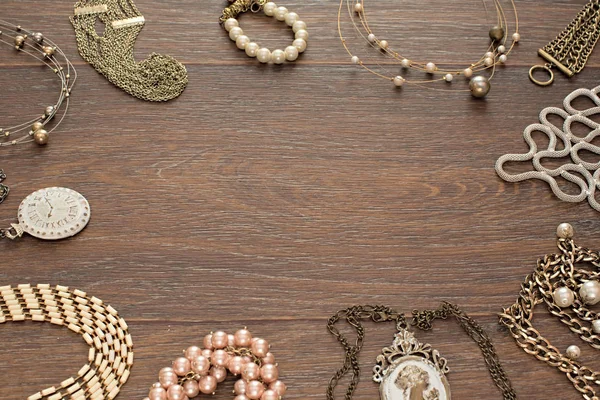 Vintage složení ležel šperky pro ženy na dřevěné pozadí. — Stock fotografie