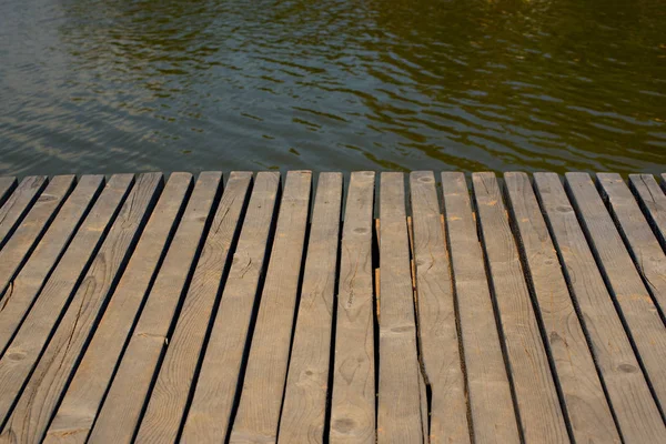 Bulanık su arka plan arka plan üzerinde Vintage ahşap masa.