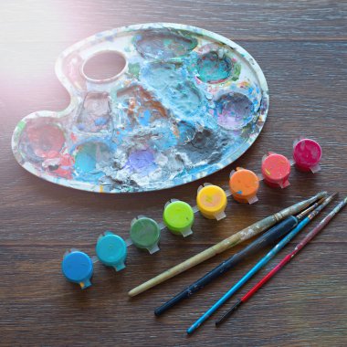 Sanat hazır, palet, boya, fırçalar ahşap arka plan üzerinde.