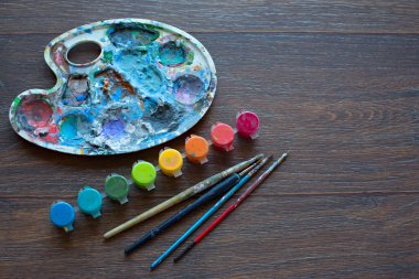 Sanat hazır, palet, boya, fırçalar ahşap arka plan üzerinde.