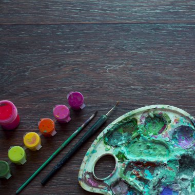 Sanat hazır, palet, boya, fırçalar ahşap arka plan üzerinde.