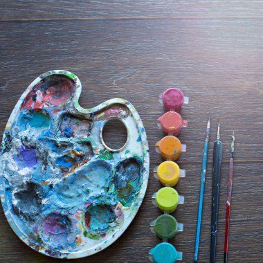 Sanat hazır, palet, boya, fırçalar ahşap arka plan üzerinde.