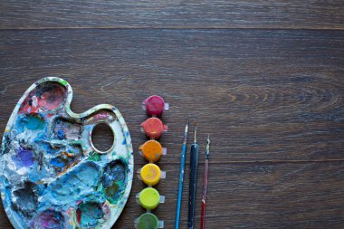 Sanat hazır, palet, boya, fırçalar ahşap arka plan üzerinde.