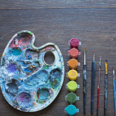 Sanat hazır, palet, boya, fırçalar ahşap arka plan üzerinde.