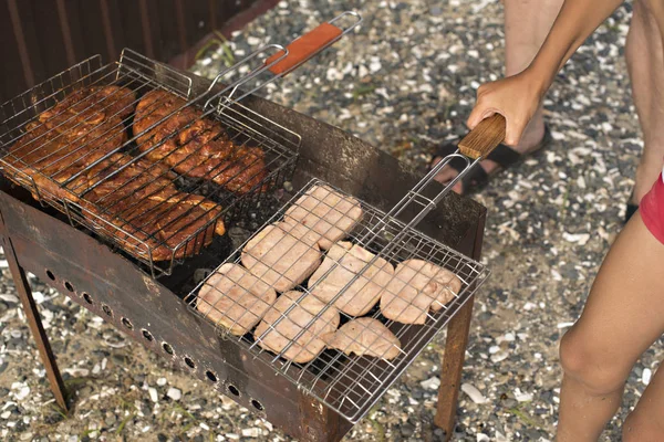 Barbecue di carne in un campeggio serale estivo — Foto Stock