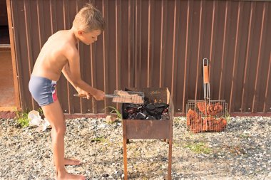Çocuk bir barbekü et ızgara.