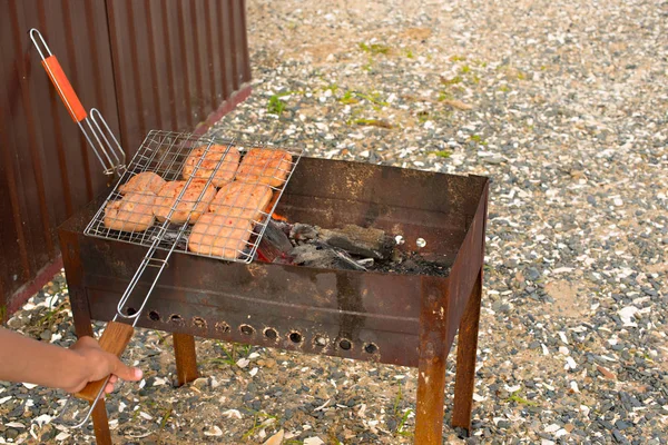 Barbecue di carne in un campeggio serale estivo — Foto Stock