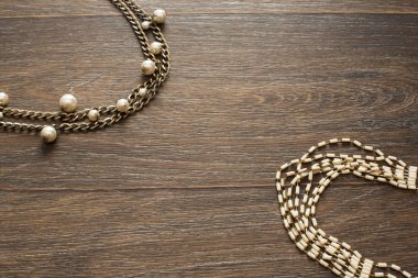 Bayan Takı ahşap koyu arka plan üzerinde dekoratif kompozisyon.