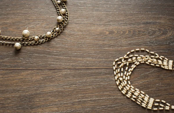 Bayan Takı ahşap koyu arka plan üzerinde dekoratif kompozisyon.