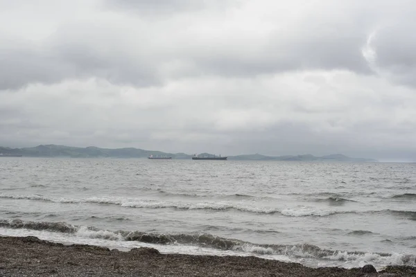 La riva del mare del Giappone in tempo nuvoloso . — Foto Stock