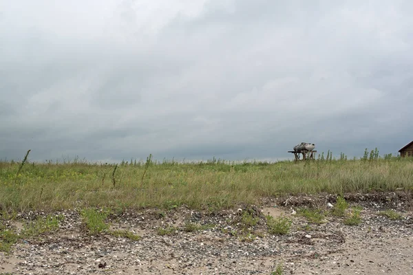Bulutlu hava Japon Denizi kıyısında.