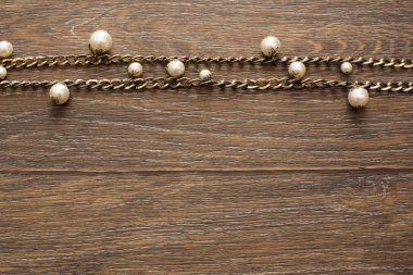 Bayan Takı ahşap koyu arka plan üzerinde dekoratif bileşimi.