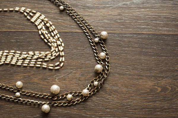 Bayan Takı ahşap koyu arka plan üzerinde dekoratif bileşimi.