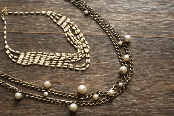 Bayan Takı ahşap koyu arka plan üzerinde dekoratif bileşimi.