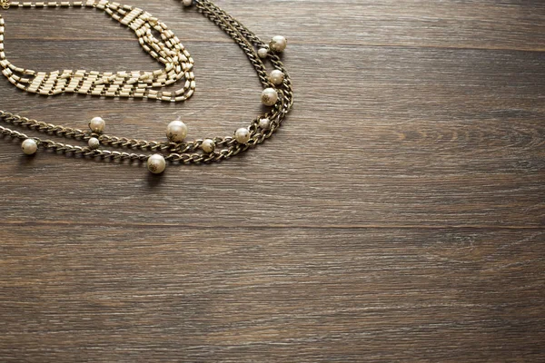 Bayan Takı ahşap koyu arka plan üzerinde dekoratif bileşimi.