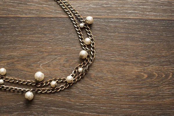 Bayan Takı ahşap koyu arka plan üzerinde dekoratif bileşimi.