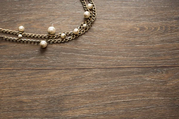 Bayan Takı ahşap koyu arka plan üzerinde dekoratif bileşimi.