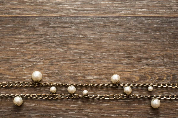 Bayan Takı ahşap koyu arka plan üzerinde dekoratif bileşimi.