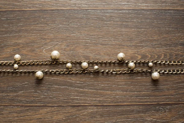 Bayan Takı ahşap koyu arka plan üzerinde dekoratif bileşimi.