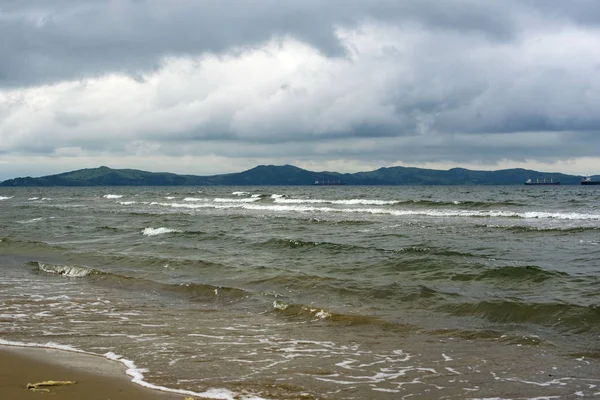 La orilla del mar de Japón en tiempo nublado . — Foto de Stock