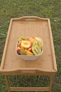 Ahşap bir masa üzerinde meyve Kupası duruyor.