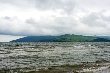 Bulutlu hava Japon Denizi kıyısında.