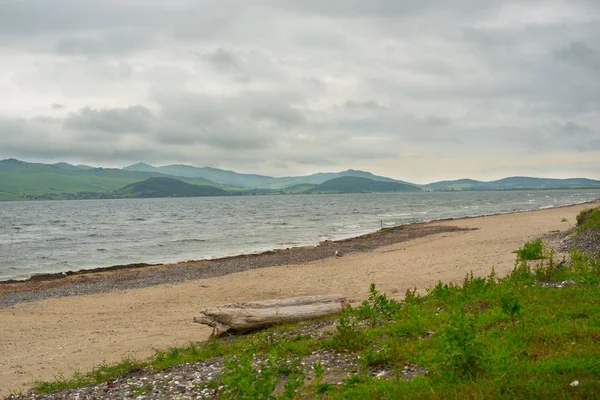Bulutlu hava Japon Denizi kıyısında.