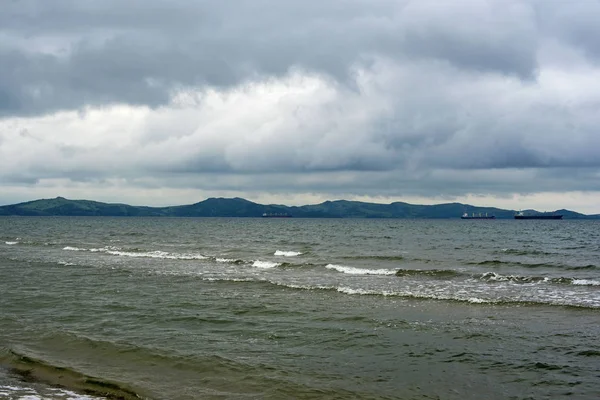 La riva del mare del Giappone in tempo nuvoloso . — Foto Stock