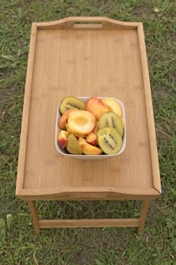 Ahşap bir masa üzerinde meyve Kupası duruyor.