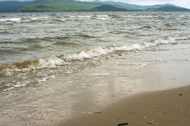 Bulutlu hava Japon Denizi kıyısında.