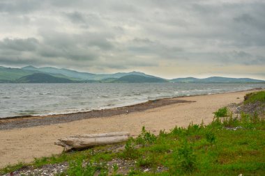 Bulutlu hava Japon Denizi kıyısında.