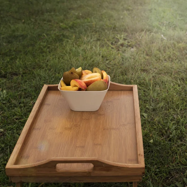 Fruit Cup staat op een houten tafel. — Stockfoto