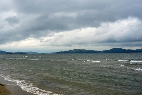 La riva del mare del Giappone in tempo nuvoloso . — Foto Stock