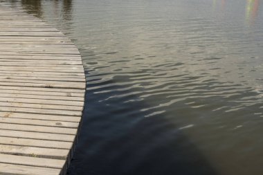 Bulanık su arka plan arka plan üzerinde Vintage ahşap masa.