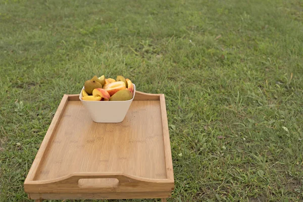 Fruit Cup staat op een houten tafel. — Stockfoto
