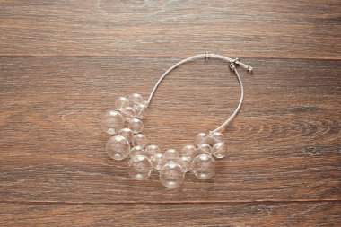 Ahşap arka plan camına kadınlar için güzel kolye