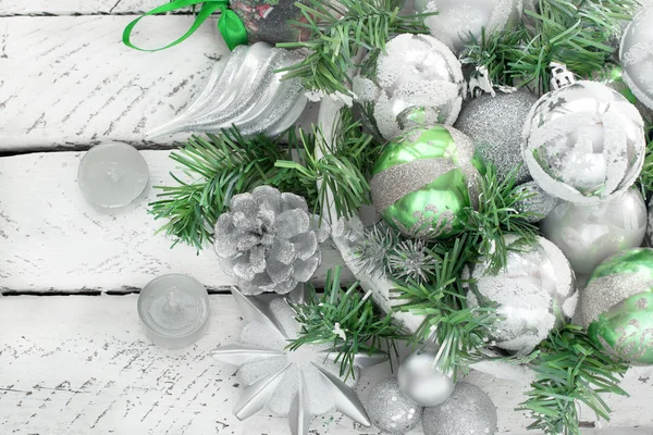 Bir neşeli Noel düzenleme yapay dalları, cam basket topları..