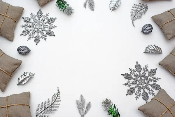 Beyaz arka plan üzerinde dekoratif Noel kompozisyon. — Stok fotoğraf