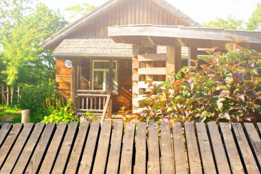 yaz ülke manzara arka plan üzerinde ahşap masa.