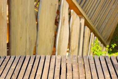 Ahşap çit bir arka plan üzerinde ahşap masa.