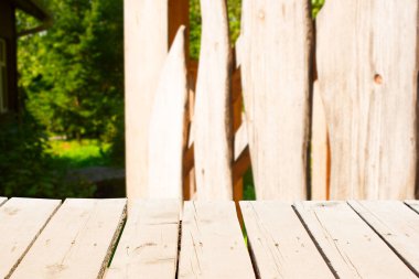 Ahşap çit bir arka plan üzerinde ahşap masa.