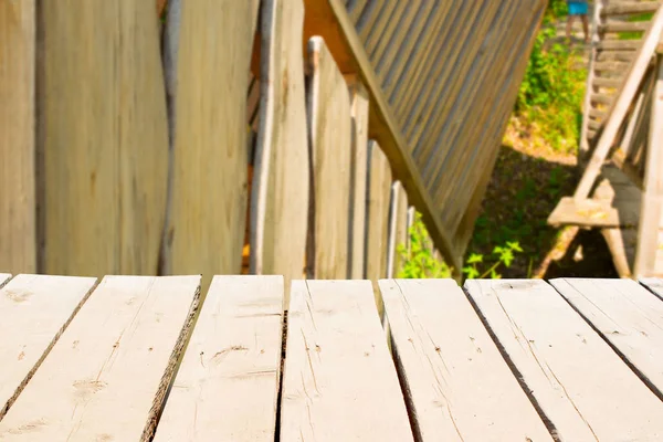 Ahşap çit bir arka plan üzerinde ahşap masa.