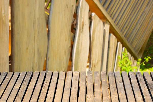 Ahşap çit bir arka plan üzerinde ahşap masa.