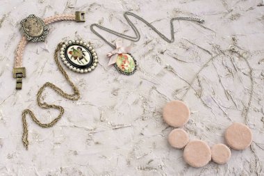 Kadınlar için güzel takı seti.