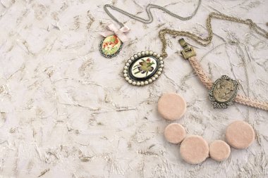 Kadınlar için güzel takı seti.