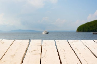 Deniz manzara arka plan üzerinde alan eski ahşap masa.