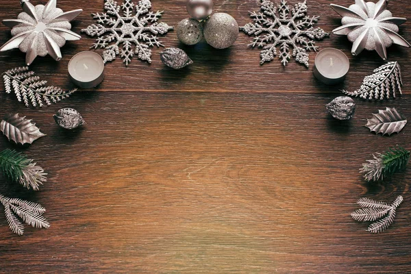 Composición decorativa de Navidad sobre fondo de madera . — Foto de Stock