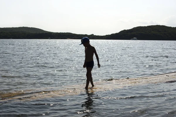 Il ragazzo cammina lungo la riva del mare del Giappone. — Foto Stock