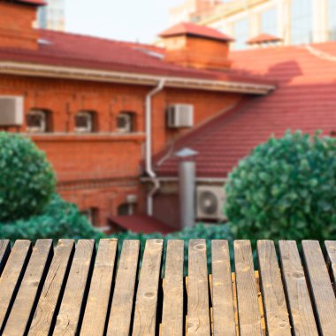 Nturally ahşap arka plan için bir toplam arka plan bulanık, şehir manzarası.