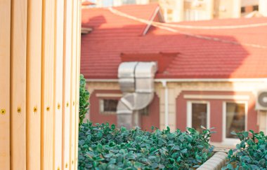 Doğal ahşap arka plan için bir toplam arka plan bulanık, şehir manzarası.